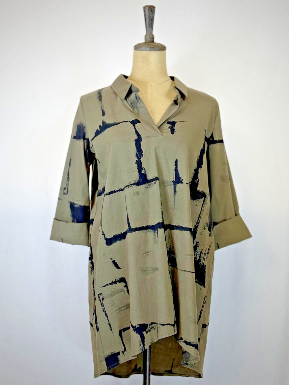 NWT Sassy #13400 Green & Black Pattern Tunic Top High-Low Hem XS #0237 BOUTIQUE